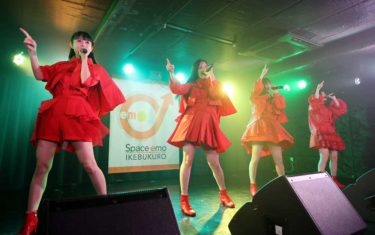 「九州女子翼」、詩絵里プロデュースの「エモい女子翼」公演は、じっくり、しっとりと聴かせる構成で、ファンを巻き込んで華やかなステージに